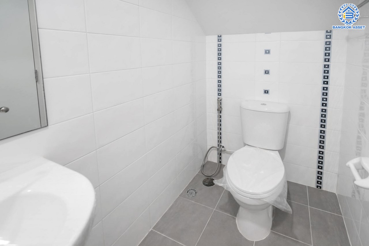 บ้านมือสองตกแต่งใหม่ ม.วิสต้าปาร์ค แจ้งวัฒนะ ทาวน์โฮม 3 ชั้น บนเนื้อที่ 22.8 ตร.ว. ฟังก์ชัน 3 ห้องนอน 3 ห้องน้ำ Master Bedroom เชื่อมต่อ Walk in Closet พร้อม Built-in ตู้เสื้อผ้าดีไซน์เรียบหรู บนทำเลโซนเมือง ใกล้ทางด่วน และเซ็นทรัลแจ้งวัฒนะ และเพียง 10 นาทีถึง รถไฟฟ้า "สถานีศูนย์ราชการนนทบุรี"